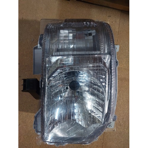 RIGHT HAND AUTO ADJUST HEADLIGHT SUITABLE FOR JAP IMPORT TOYOTA HIACE & COMMUTER FROM 2014 TO 2019